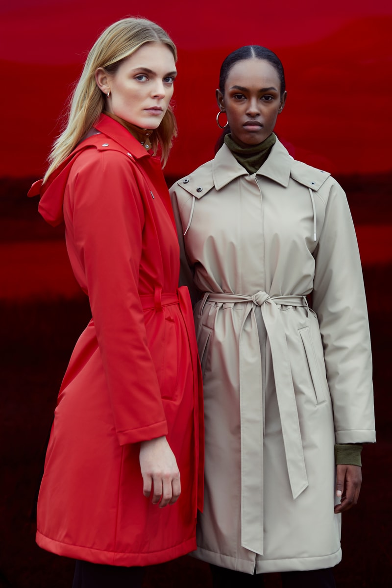 Dans sa collection "Transitional" RAINS revisite ses classiques