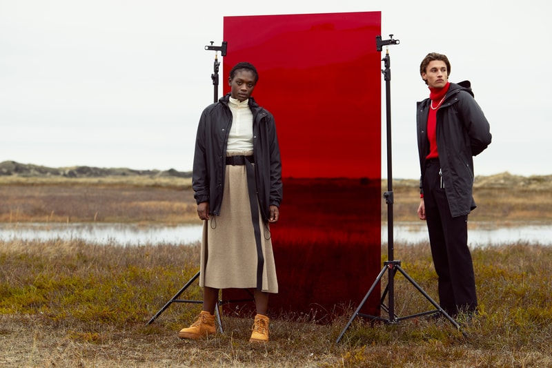 Dans sa collection "Transitional" RAINS revisite ses classiques