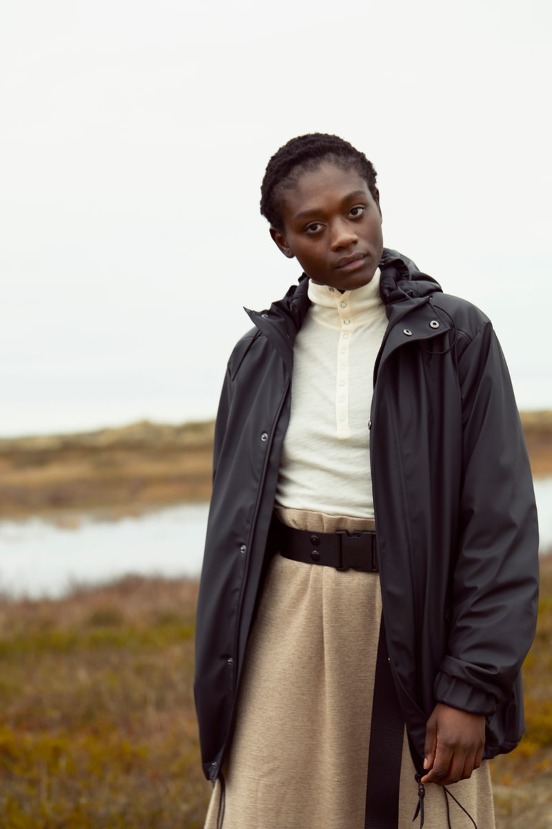 Dans sa collection "Transitional" RAINS revisite ses classiques