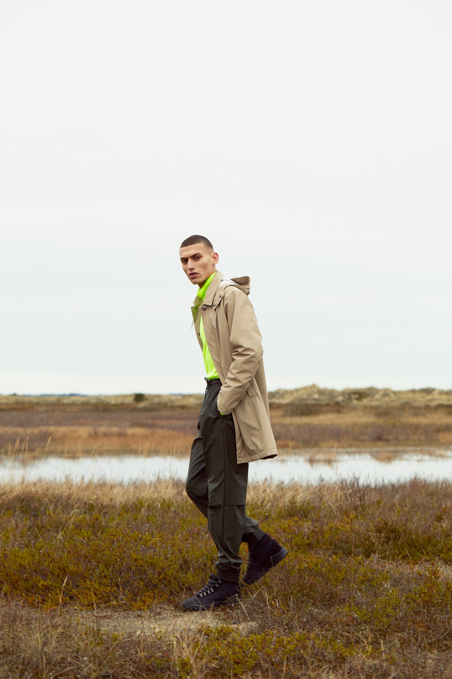 Dans sa collection "Transitional" RAINS revisite ses classiques