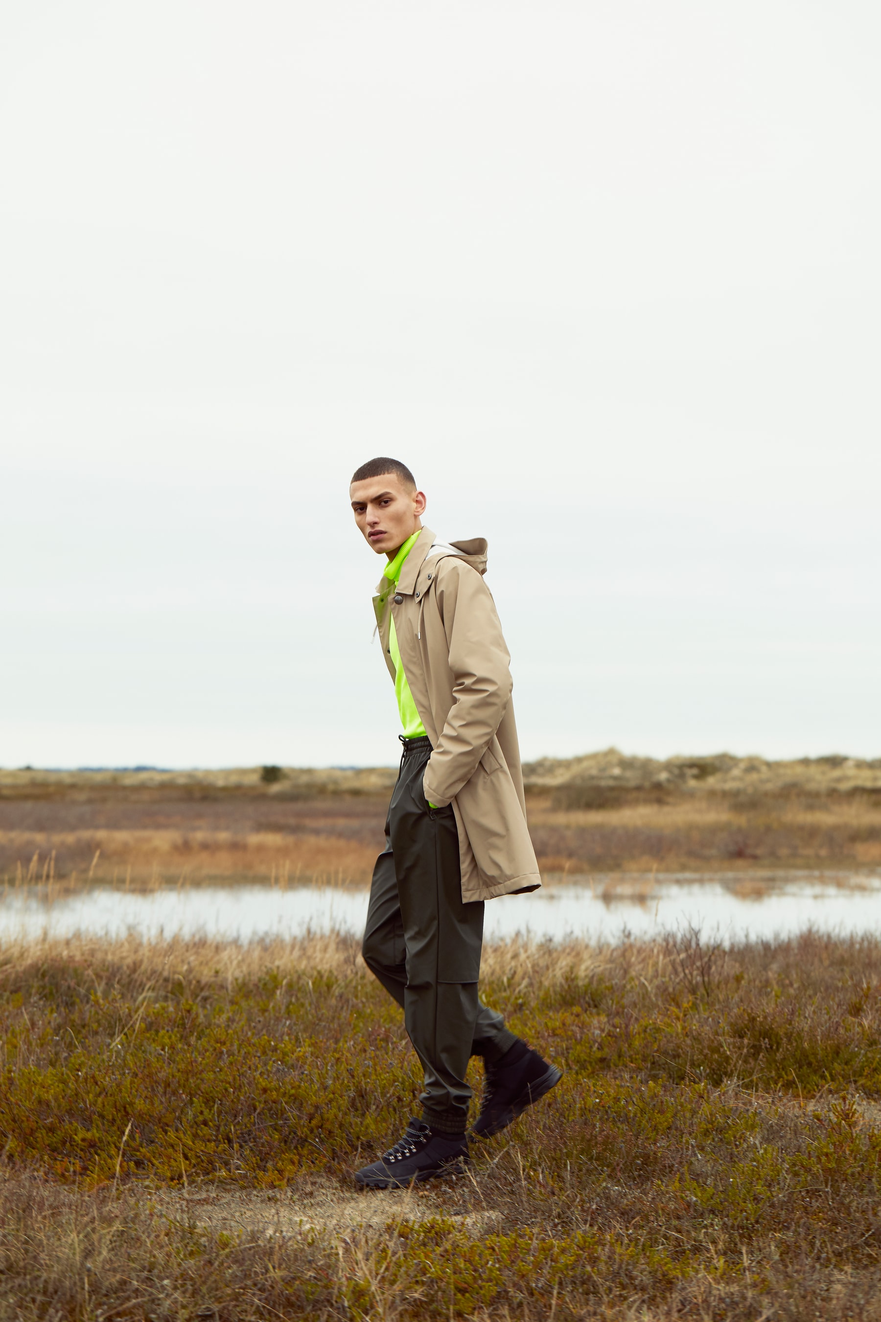Dans sa collection "Transitional" RAINS revisite ses classiques