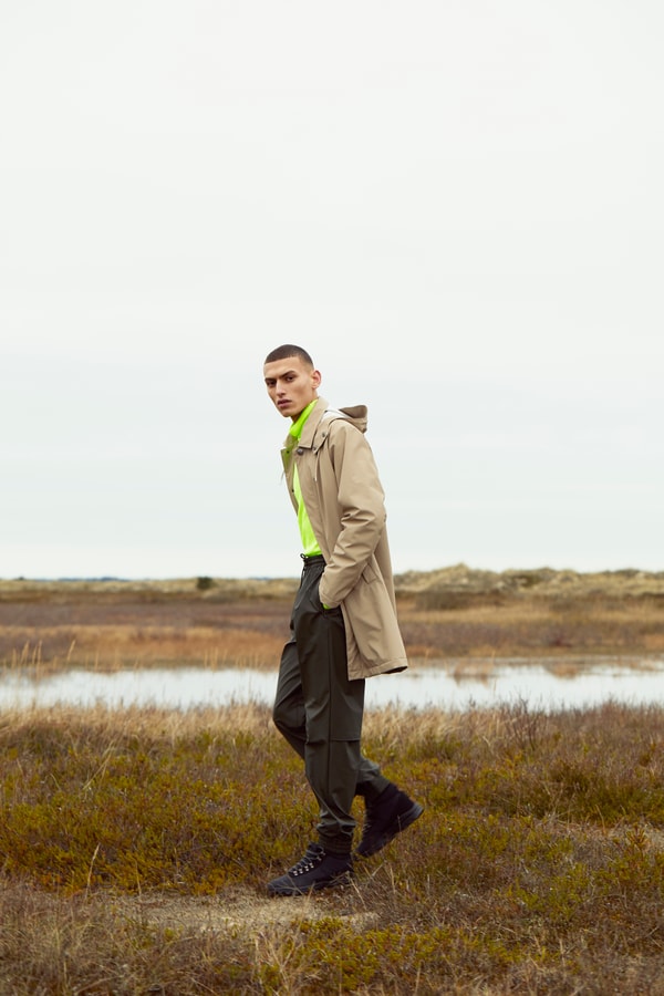 Dans sa collection "Transitional" RAINS revisite ses classiques