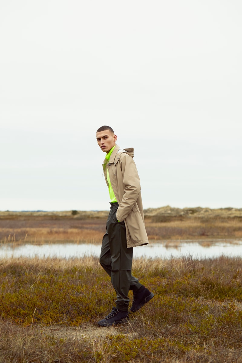 Dans sa collection "Transitional" RAINS revisite ses classiques