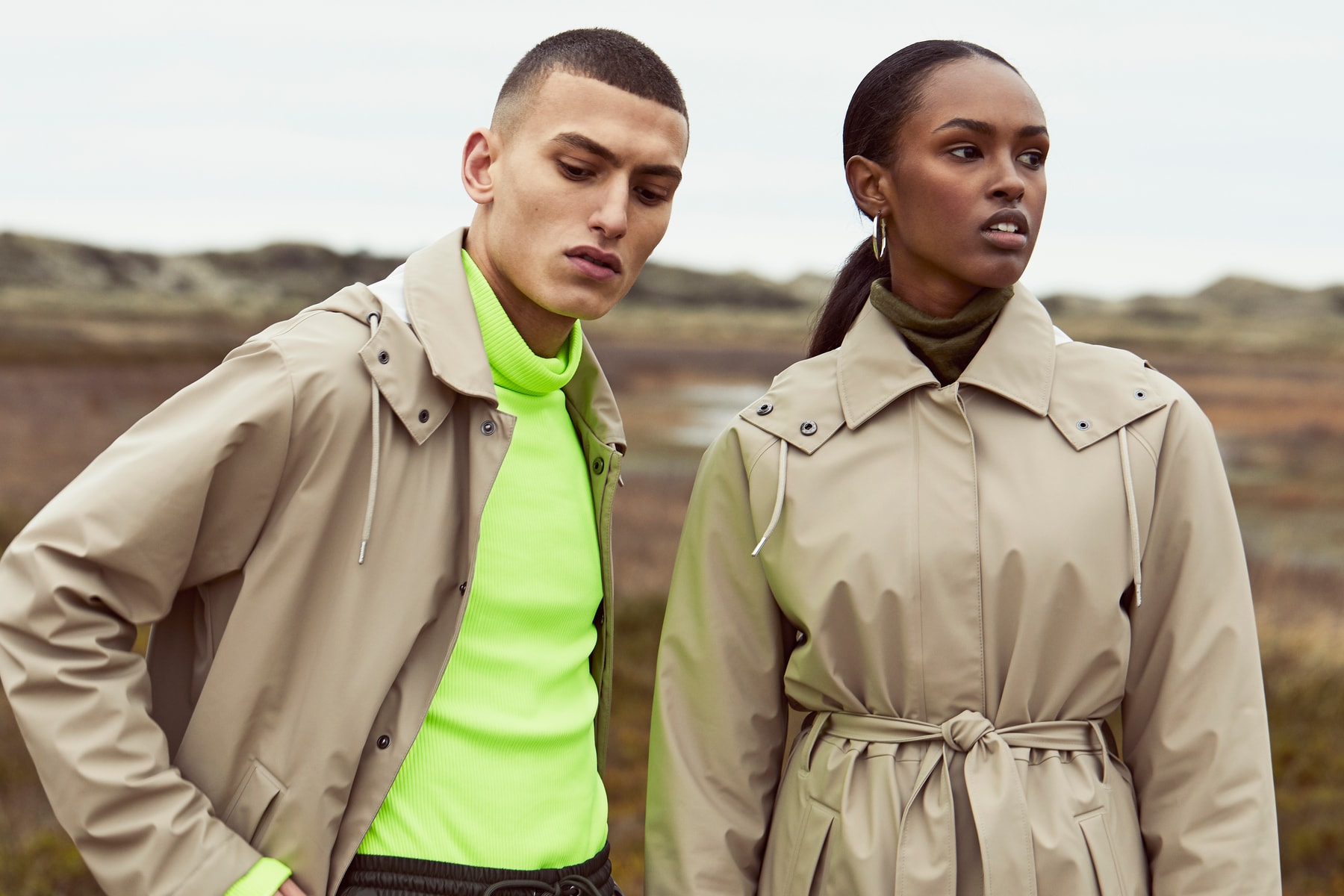 Dans sa collection "Transitional" RAINS revisite ses classiques