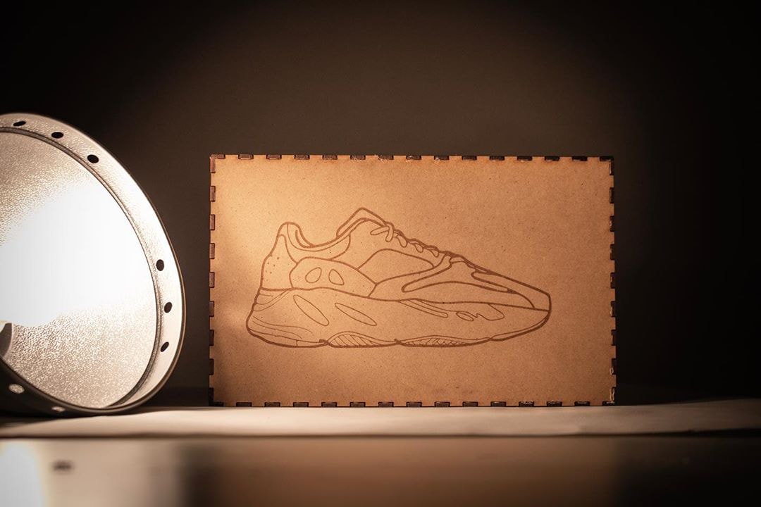 YEEZY : Une boite en bois avec des vagues gravées imaginée par un graphiste français 