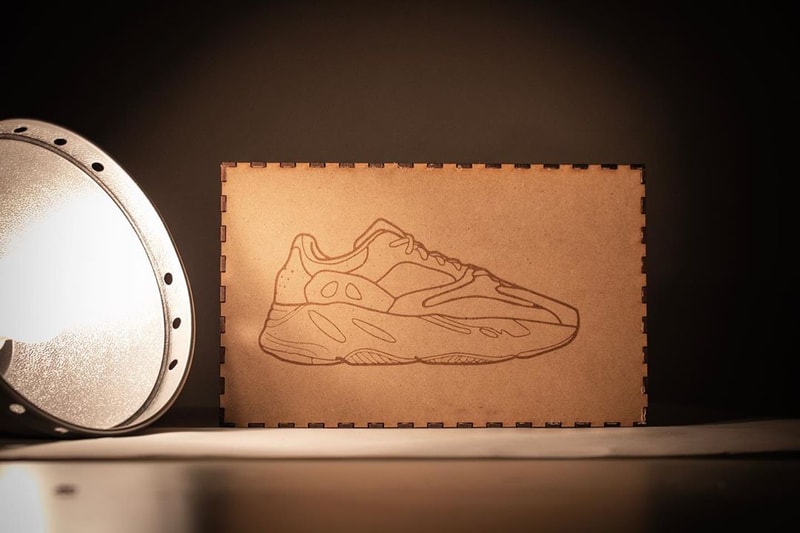 YEEZY : Une boite en bois avec des vagues gravées imaginée par un graphiste français 