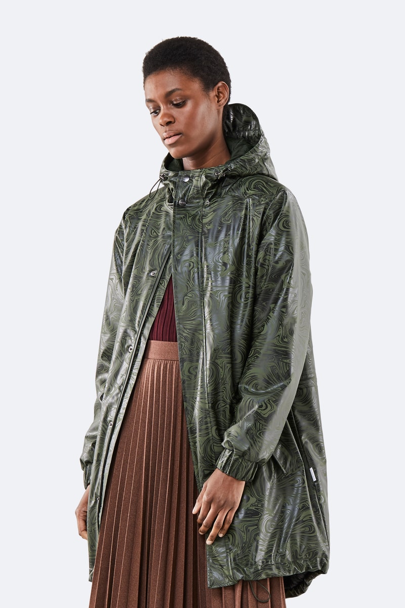 Dans sa collection "Transitional" RAINS revisite ses classiques