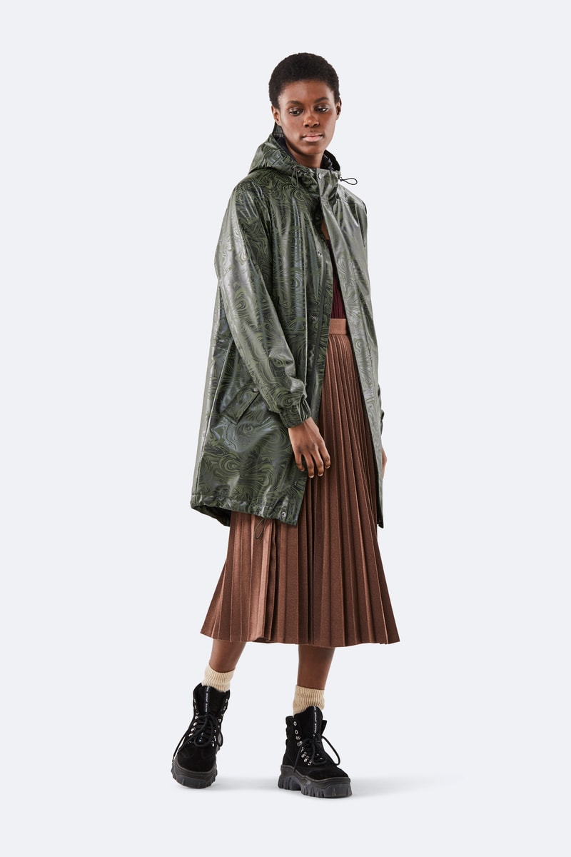 Dans sa collection "Transitional" RAINS revisite ses classiques