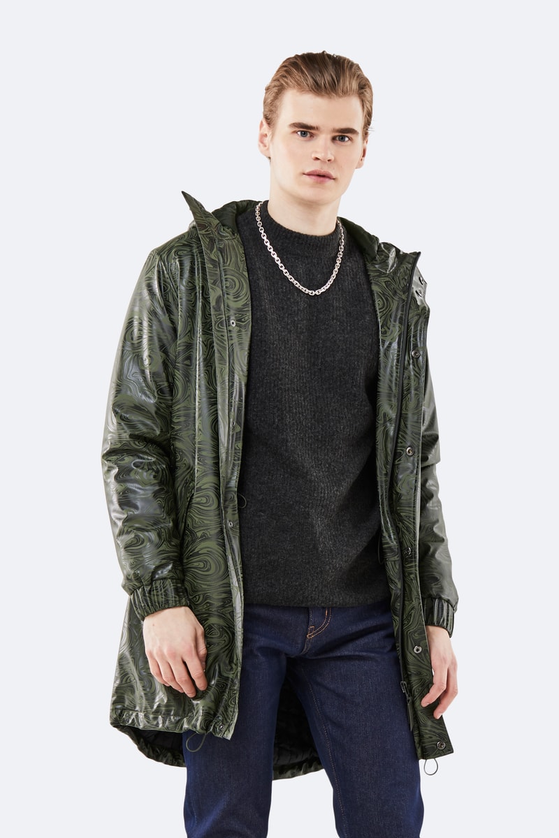 Dans sa collection "Transitional" RAINS revisite ses classiques