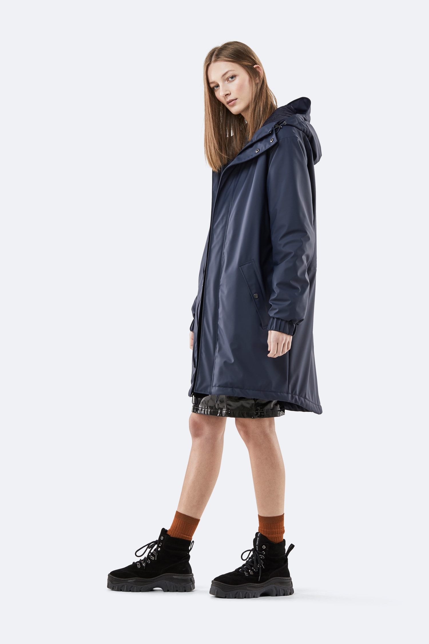 Dans sa collection "Transitional" RAINS revisite ses classiques