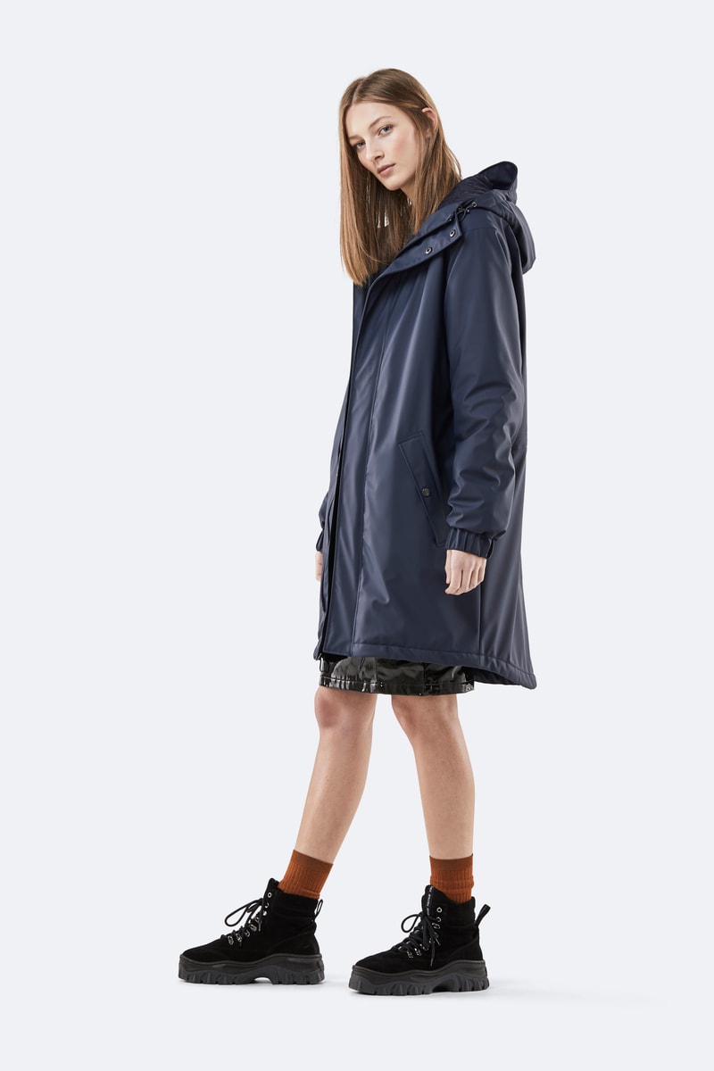 Dans sa collection "Transitional" RAINS revisite ses classiques