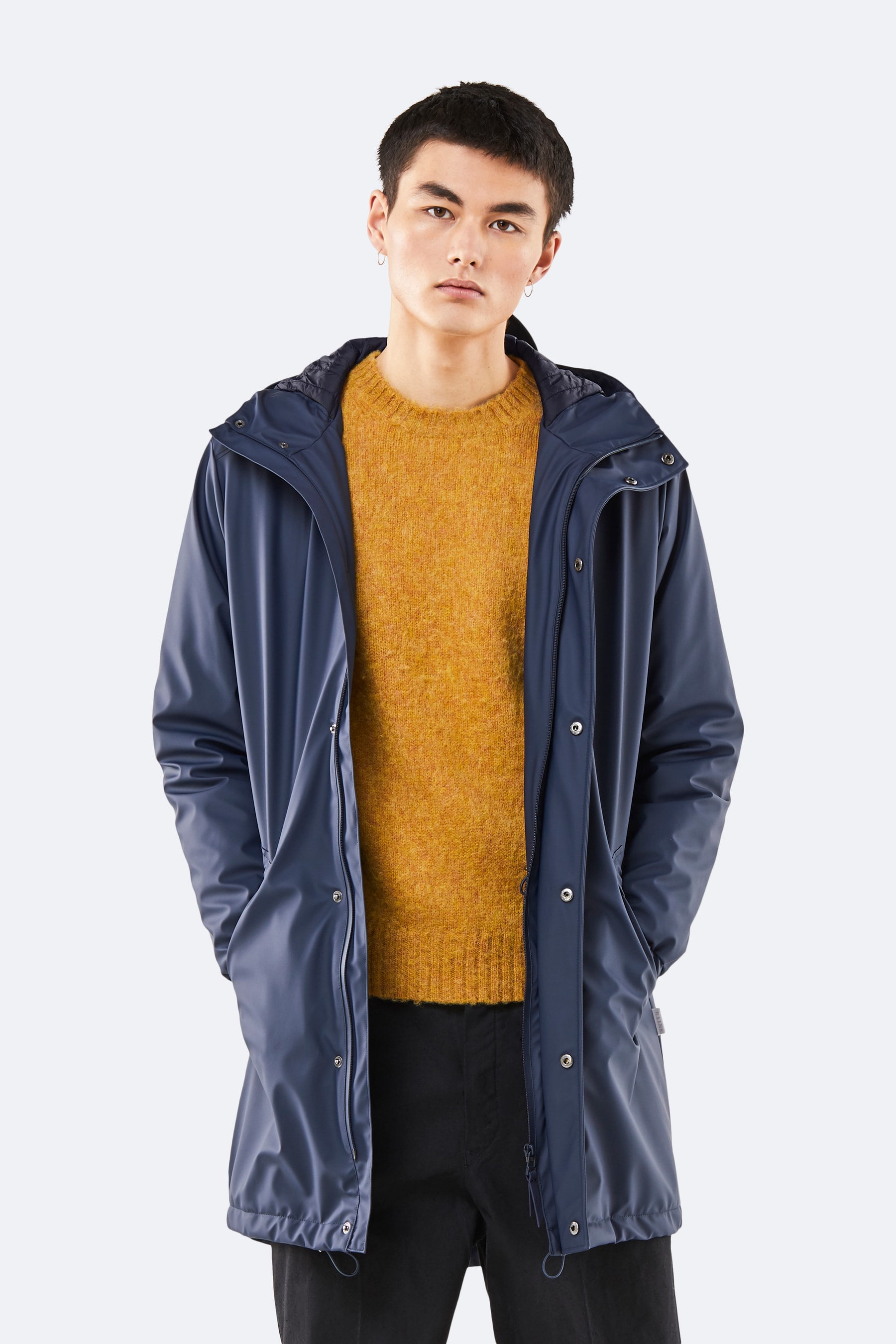 Dans sa collection "Transitional" RAINS revisite ses classiques