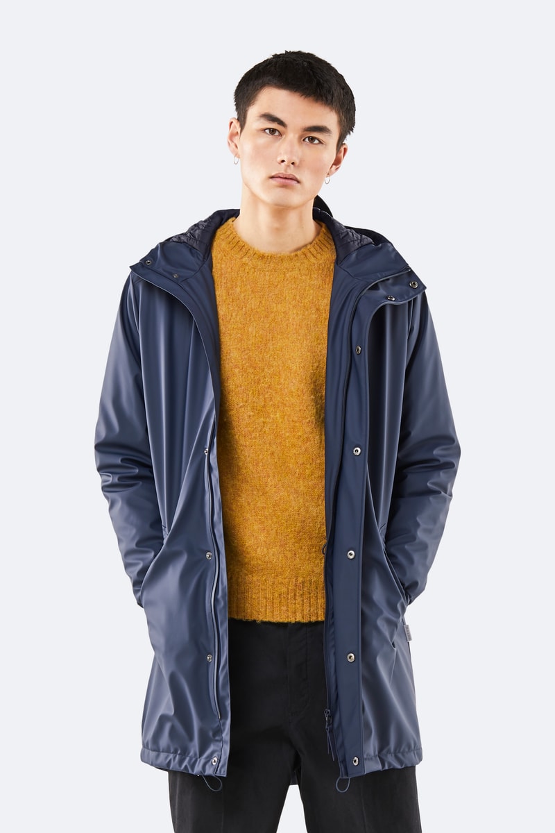 Dans sa collection "Transitional" RAINS revisite ses classiques