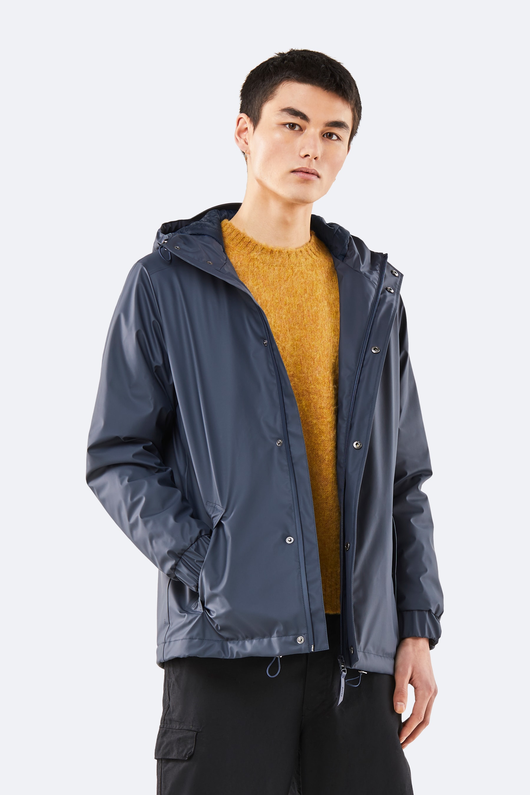Dans sa collection "Transitional" RAINS revisite ses classiques