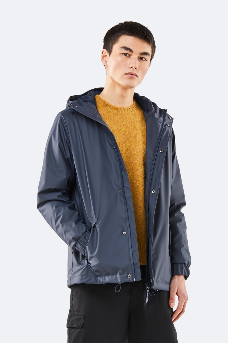 Dans sa collection "Transitional" RAINS revisite ses classiques