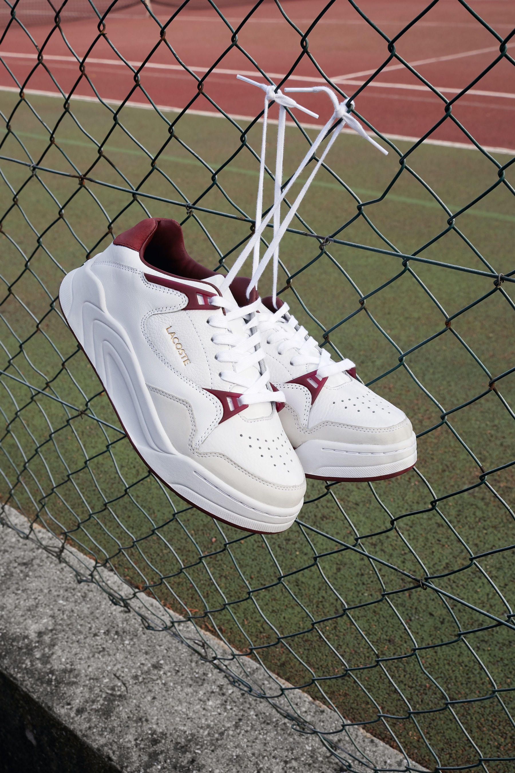 Lacoste revisite sa sneaker Court Slam avec une semelle volumineuse