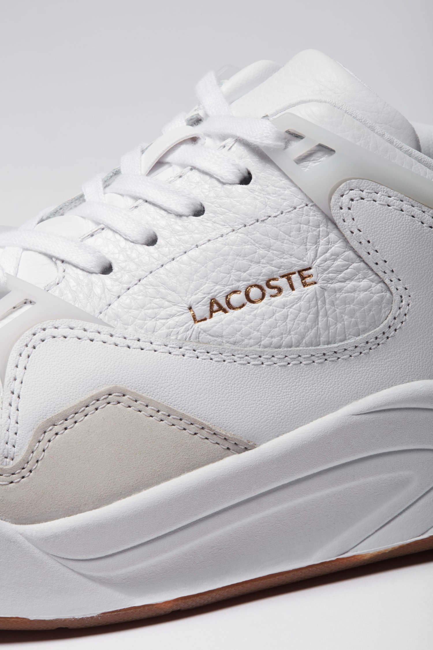 Lacoste revisite sa sneaker Court Slam avec une semelle volumineuse