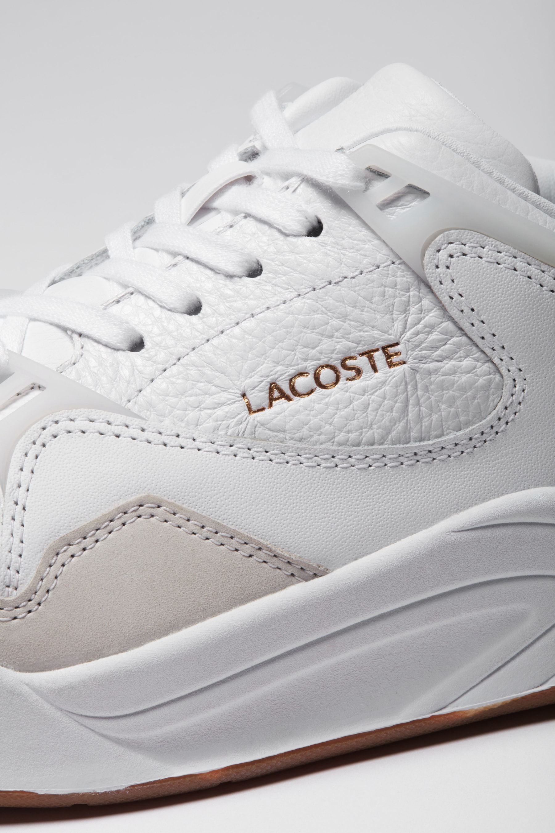 Lacoste revisite sa sneaker Court Slam avec une semelle volumineuse