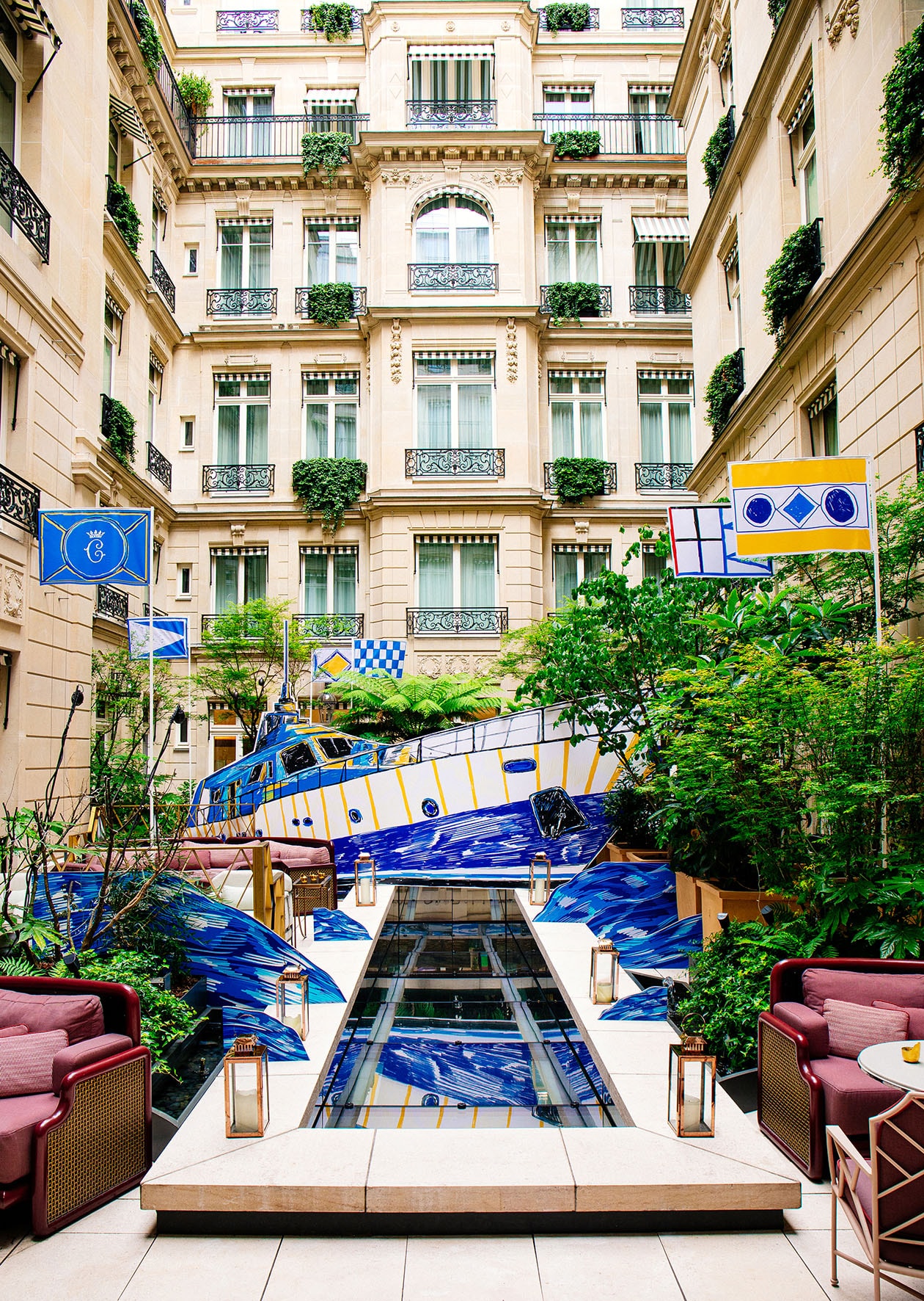 L'artiste Alexandre Benjamin Navet transforme la terrasse du Crillon en Yatch Club