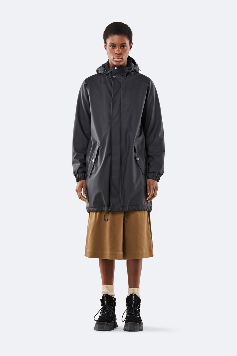Dans sa collection "Transitional" RAINS revisite ses classiques