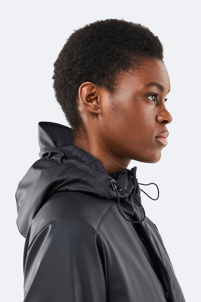 Dans sa collection "Transitional" RAINS revisite ses classiques