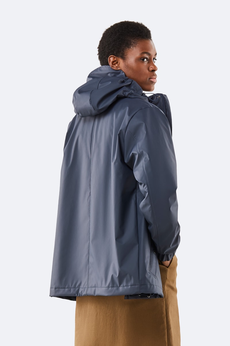 Dans sa collection "Transitional" RAINS revisite ses classiques