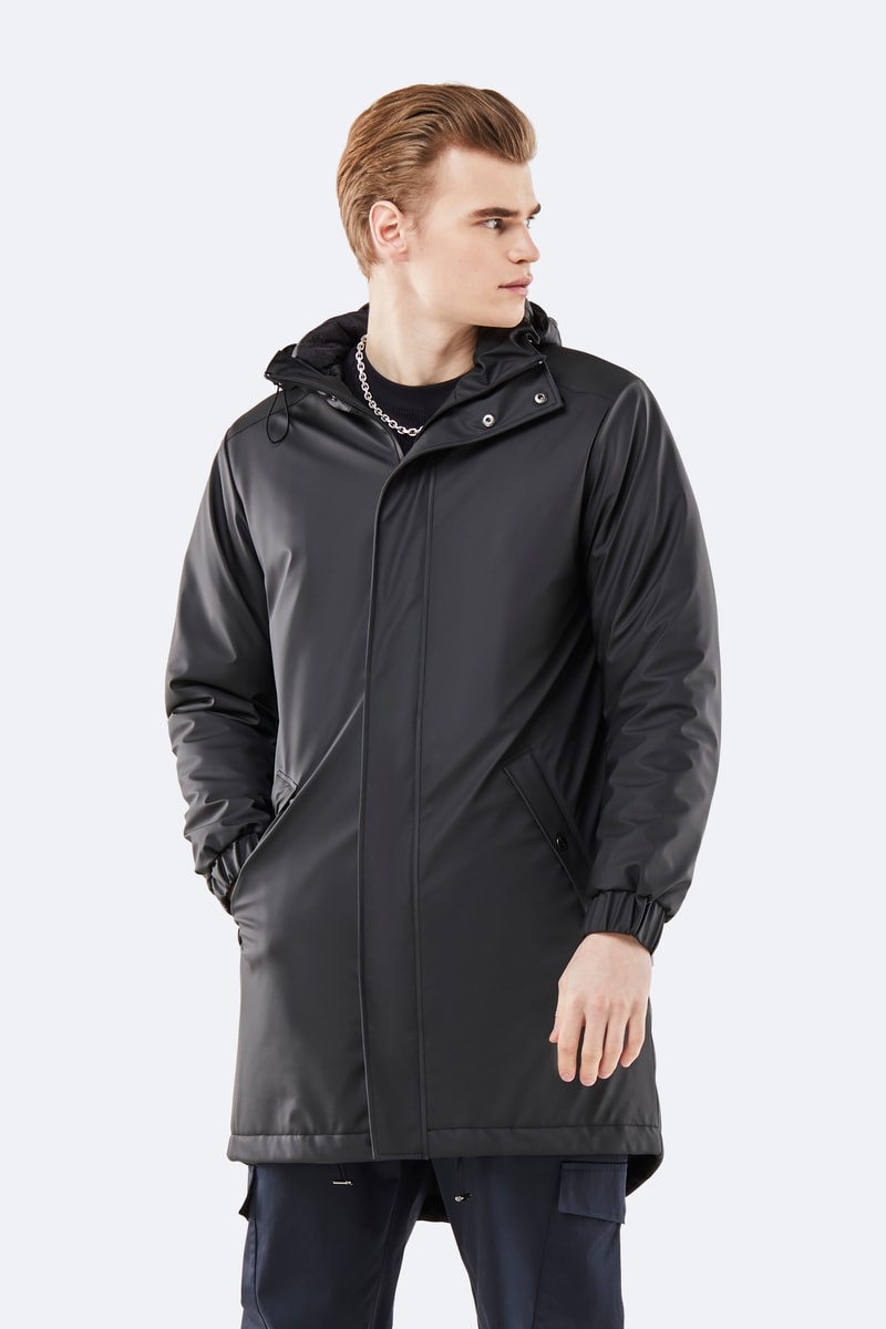 Dans sa collection "Transitional" RAINS revisite ses classiques