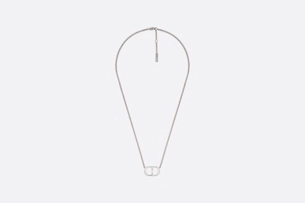 Dior dévoile une série de colliers et bracelets en argent et laiton