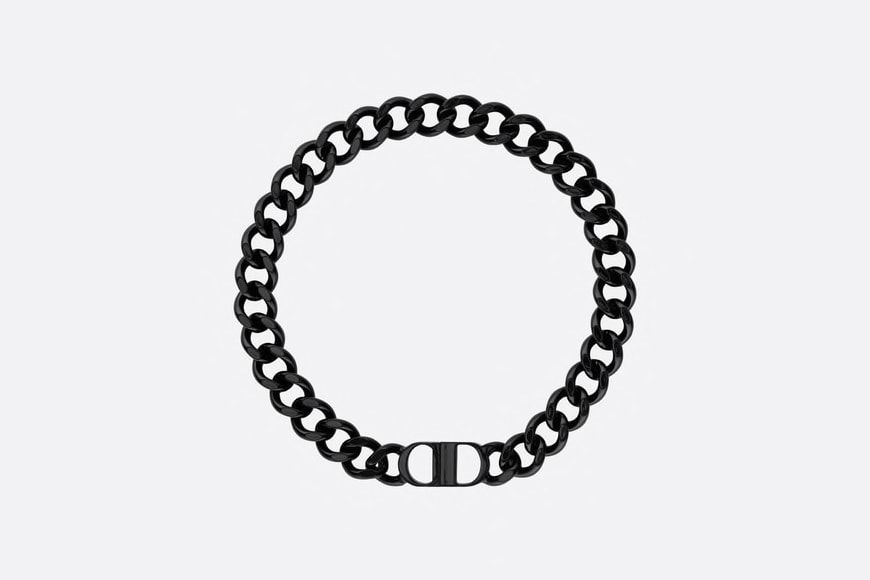 Dior dévoile une série de colliers et bracelets en argent et laiton