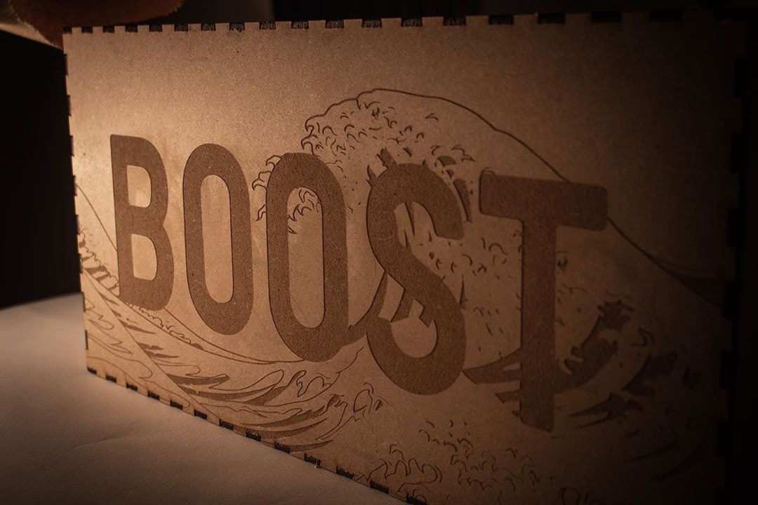 YEEZY : Une boite en bois avec des vagues gravées imaginée par un graphiste français 