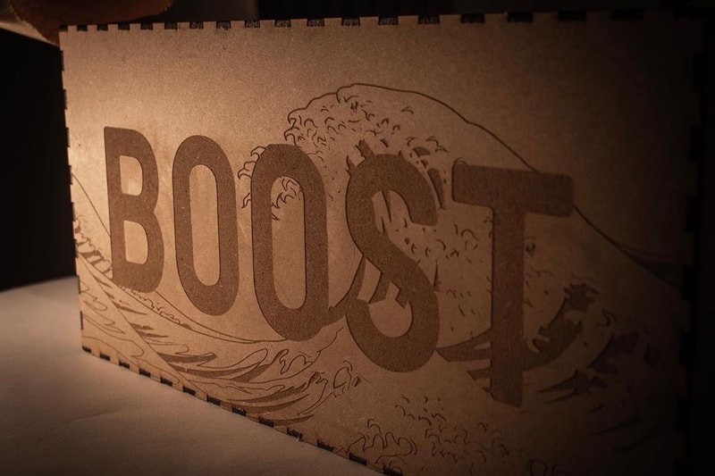 YEEZY : Une boite en bois avec des vagues gravées imaginée par un graphiste français 
