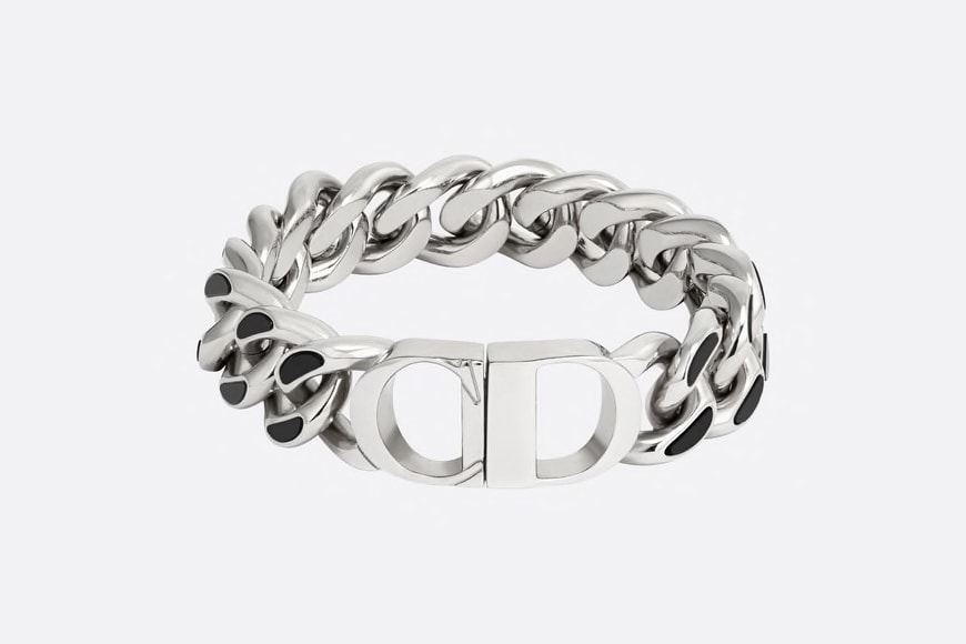 Dior dévoile une série de colliers et bracelets en argent et laiton