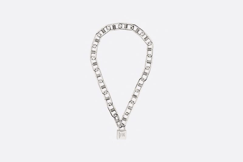 Dior dévoile une série de colliers et bracelets en argent et laiton