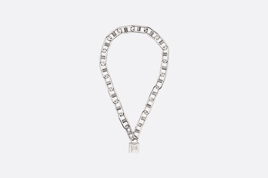 Dior dévoile une série de colliers et bracelets en argent et laiton