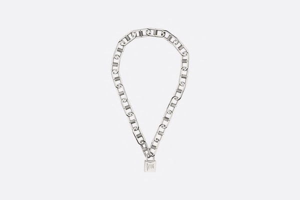 Dior dévoile une série de colliers et bracelets en argent et laiton