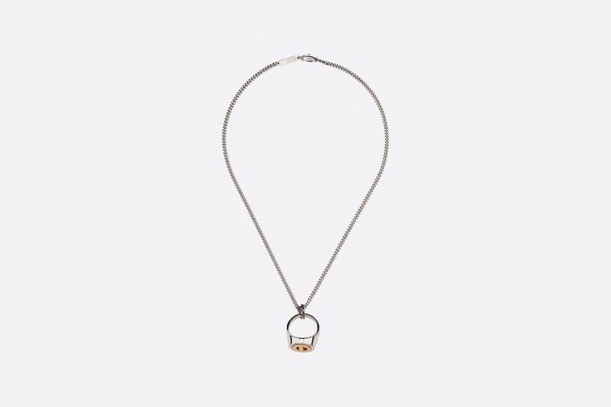 Dior dévoile une série de colliers et bracelets en argent et laiton
