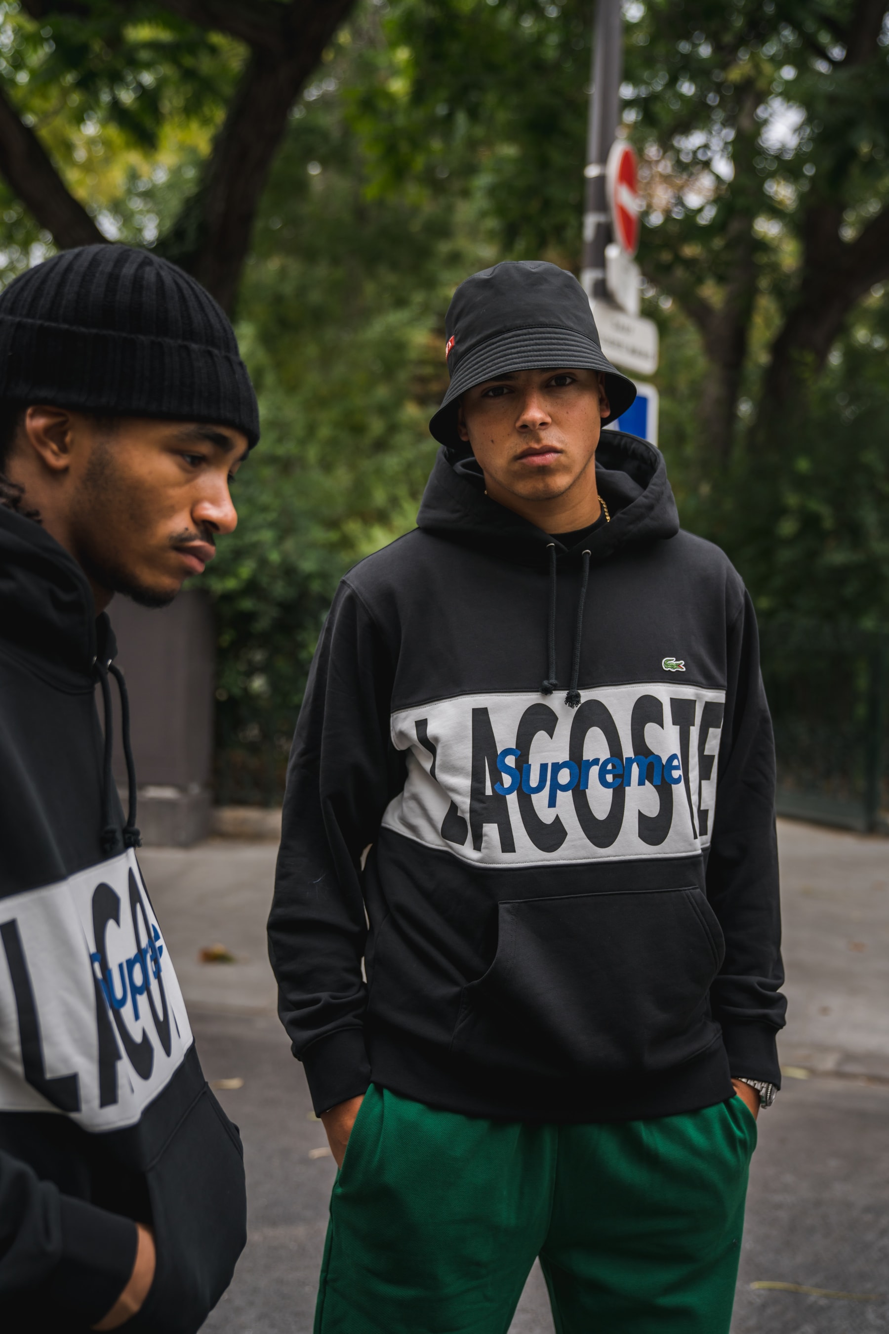Supreme x Lacoste : Les pièces de la collab s'affichent dans les rues de Paris
