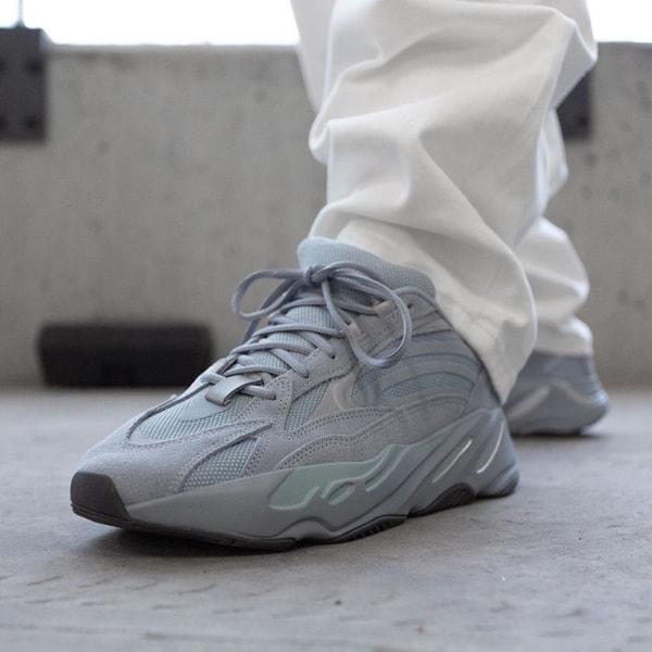 Photos YEEZY 700 V2 HOSPITAL BLUE