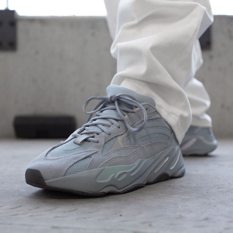 Photos YEEZY 700 V2 HOSPITAL BLUE