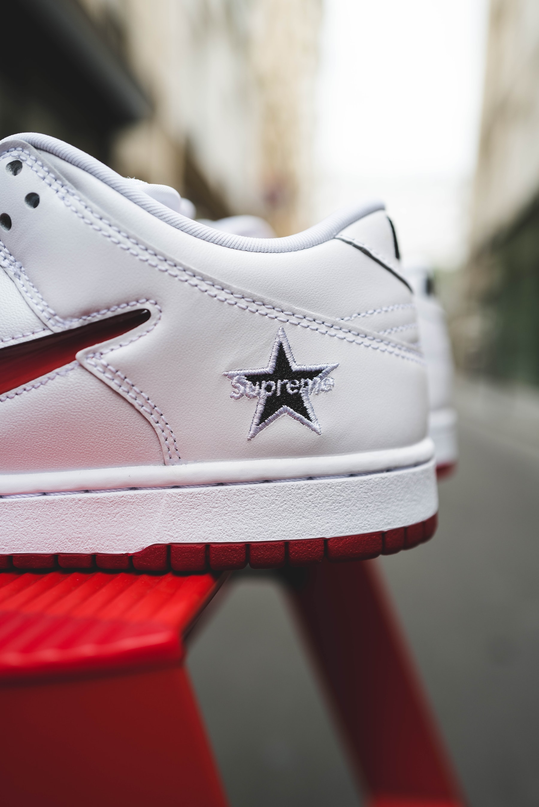 Supreme x Nike SB Dunk Low : Zoom sur la "Varsity Red"