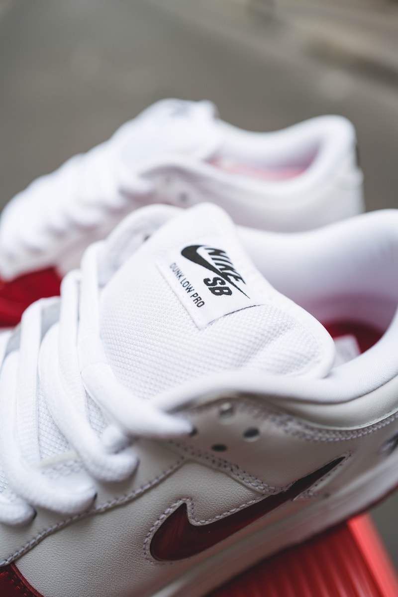 Supreme x Nike SB Dunk Low : Zoom sur la "Varsity Red"