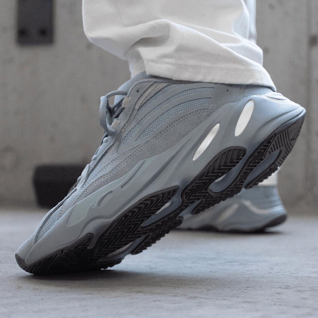 Photos YEEZY 700 V2 HOSPITAL BLUE