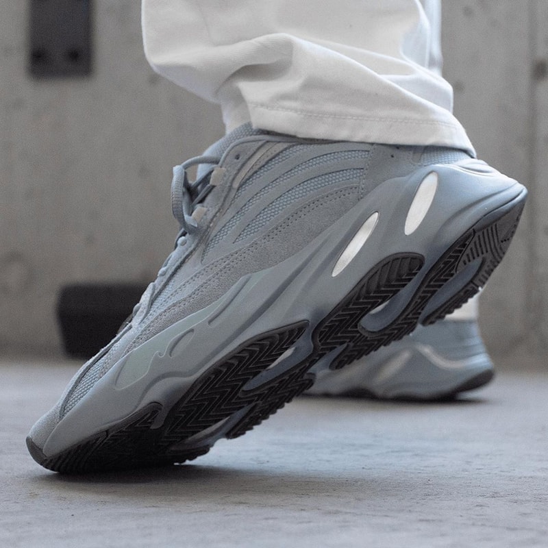 Photos YEEZY 700 V2 HOSPITAL BLUE