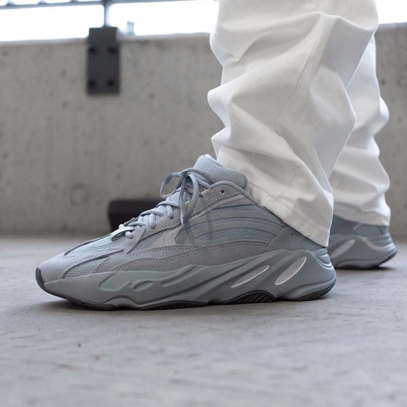 Photos YEEZY 700 V2 HOSPITAL BLUE