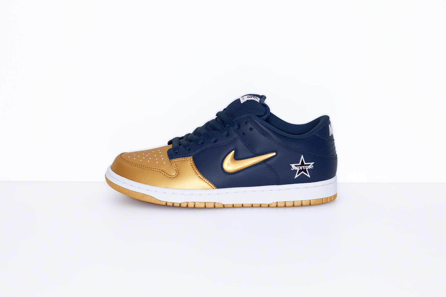 Supreme x Nike SB Dunk Low