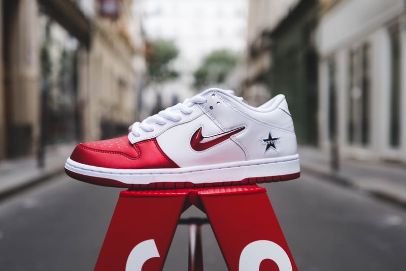 Zoom sur la Supreme x Nike SB Dunk Low "Varsity Red"