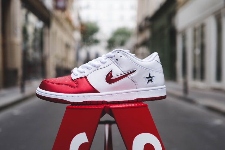 Zoom sur la Supreme x Nike SB Dunk Low "Varsity Red"
