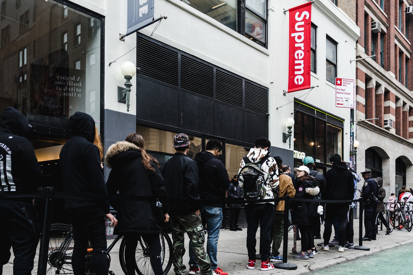 Photos shop Supreme Lafayette
