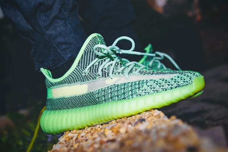 Premier aperçu détaillé et "on feet" pour la YEEZY BOOST 350 V2 "YEEZREEL"