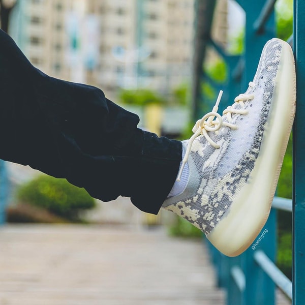 Photo YEEZY 350 V3